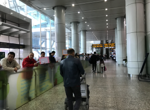 過去の広州ツアーで空港に集合する参加者
