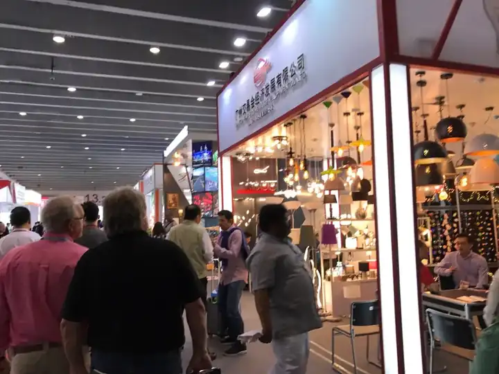 広州交易会の照明製品ブースを視察するバイヤー