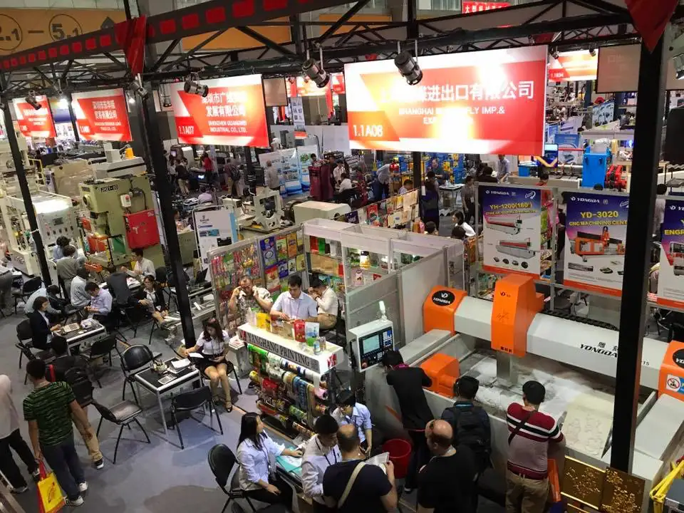 広州交易会の機械製品展示エリアを視察するバイヤー